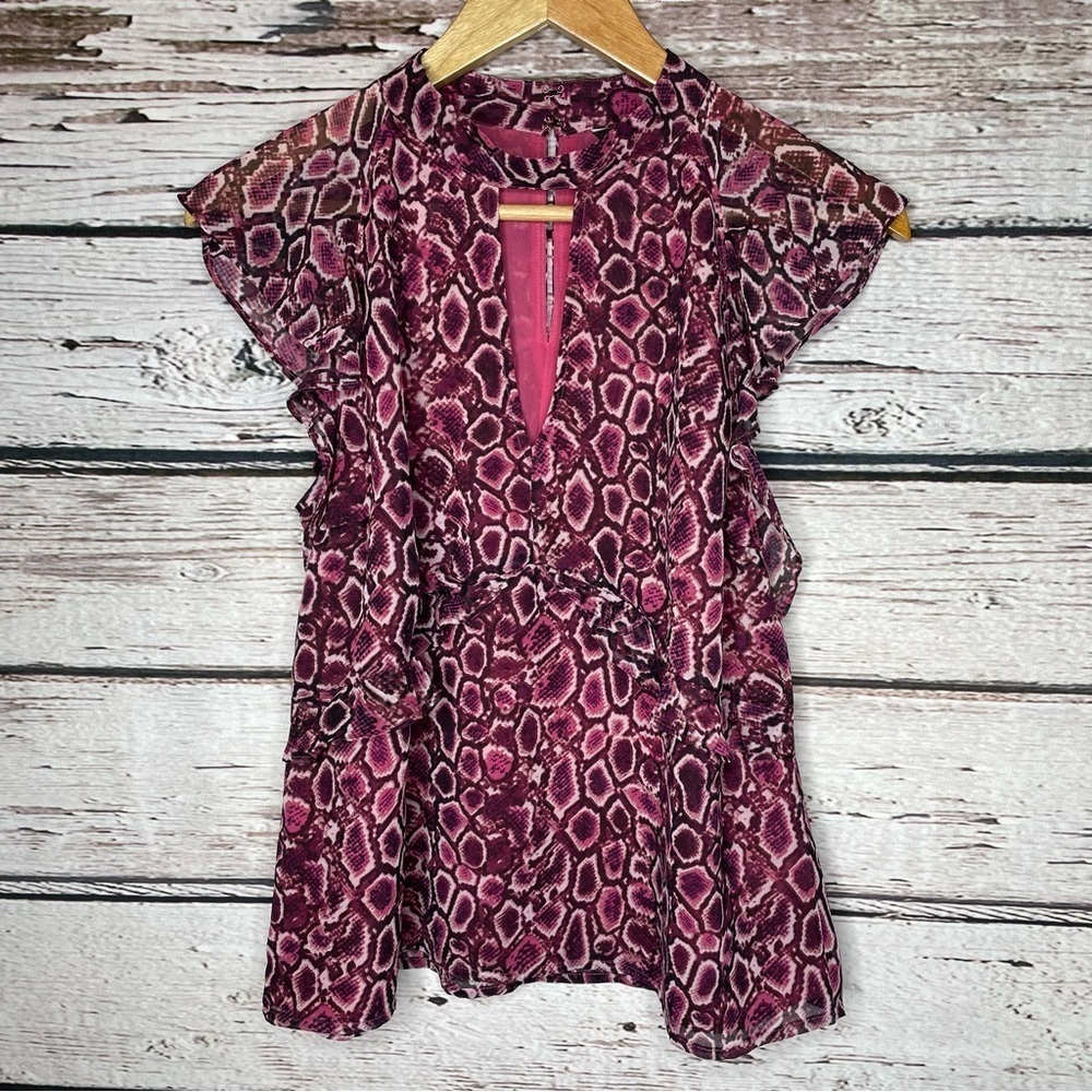 🏷️NWT Express Blouse Size Medium‎ Short Flutter Cap Sleeve Key Hole Chiffon Top